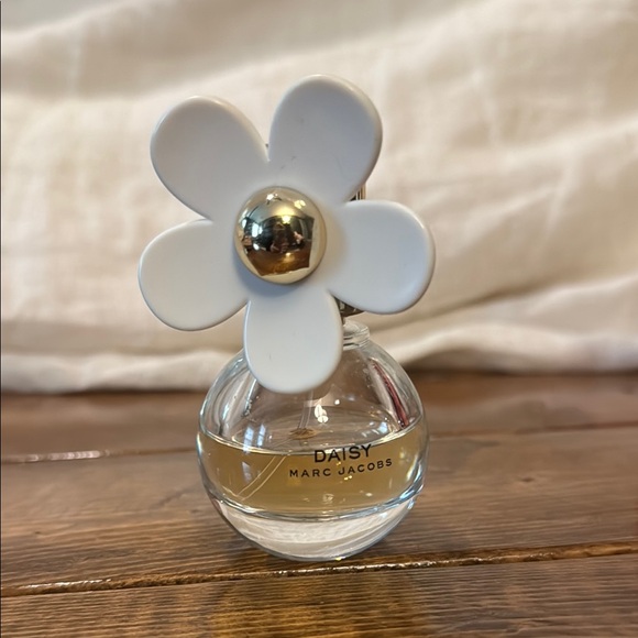 Marc Jacobs Daisy with White Floral Cap - Picture 1 of 1